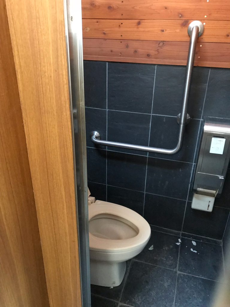 稲子湯の山トイレ写真3