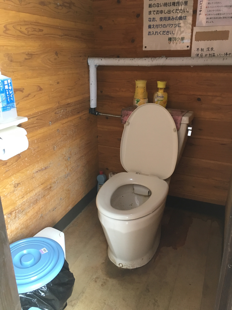 権現小屋の山トイレ写真2