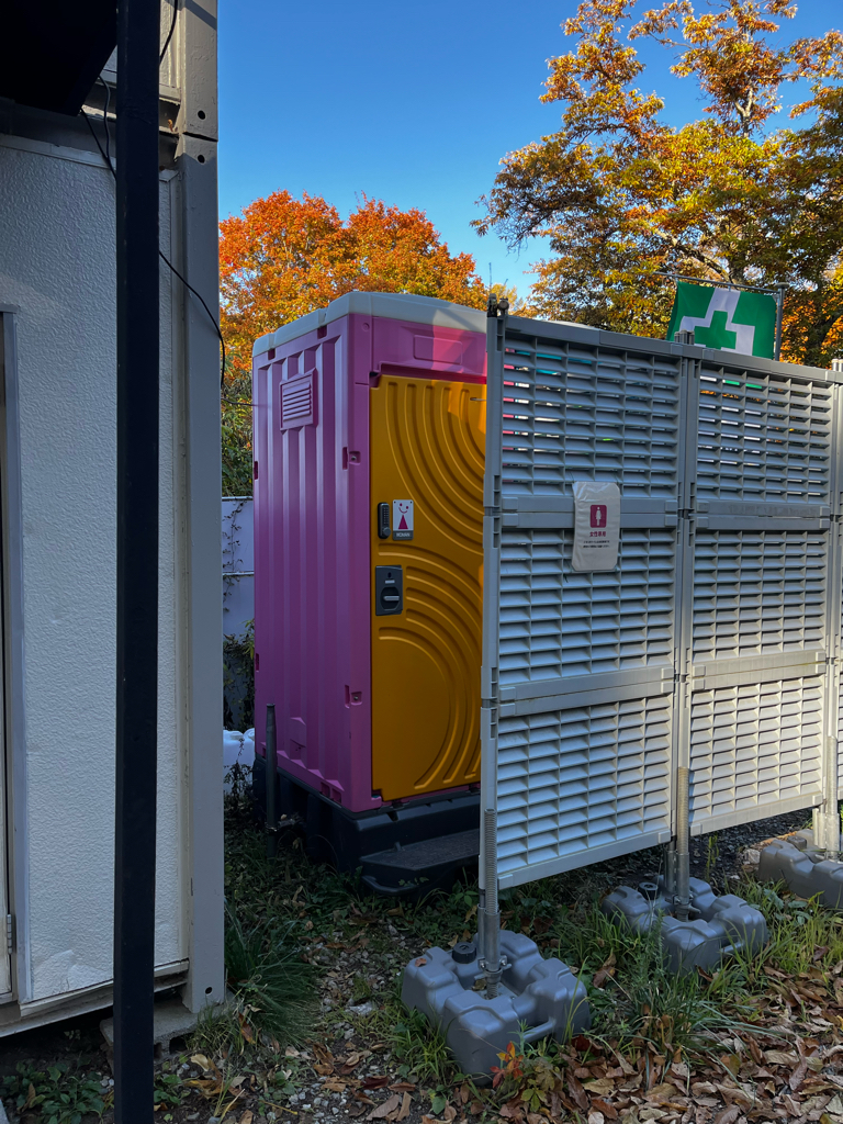 富士見高原ゴルフ場駐車場の山トイレ写真2