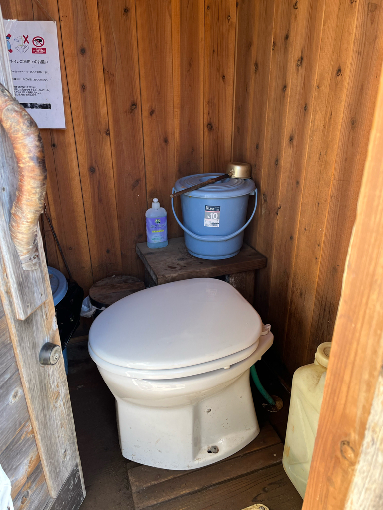 青年小屋の山トイレ写真3