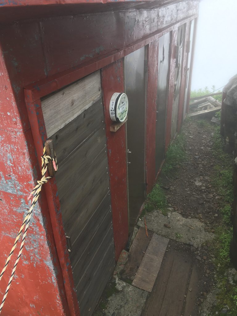 赤岳頂上山荘の山トイレ写真1