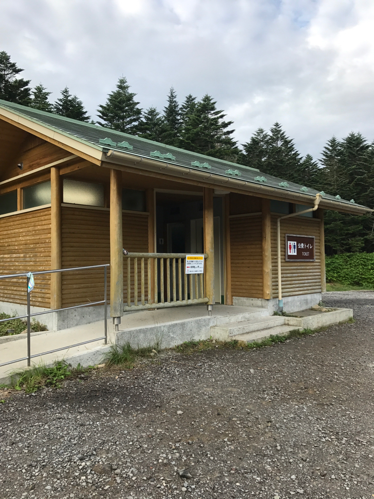 麦草峠駐車場の山トイレ写真1