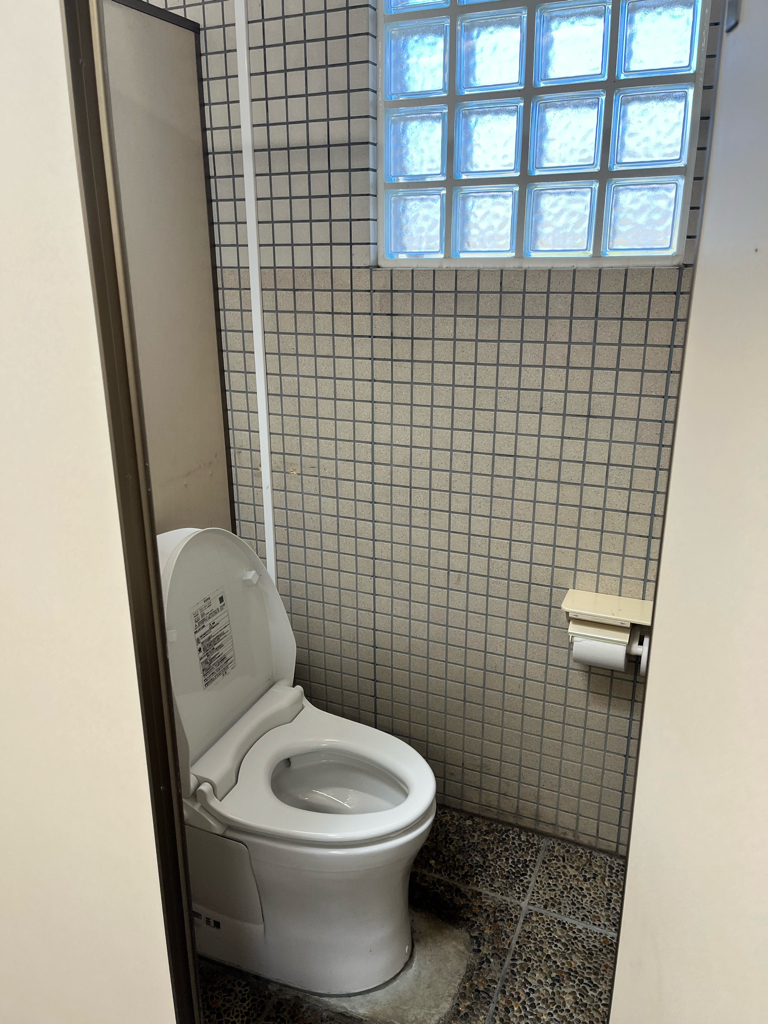 平沢峠駐車場の山トイレ写真2