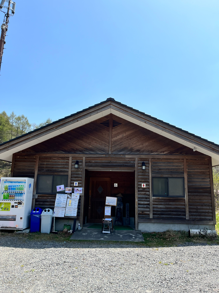 百曲りコース登山口 三城いこいの広場駐車場の山トイレ写真1