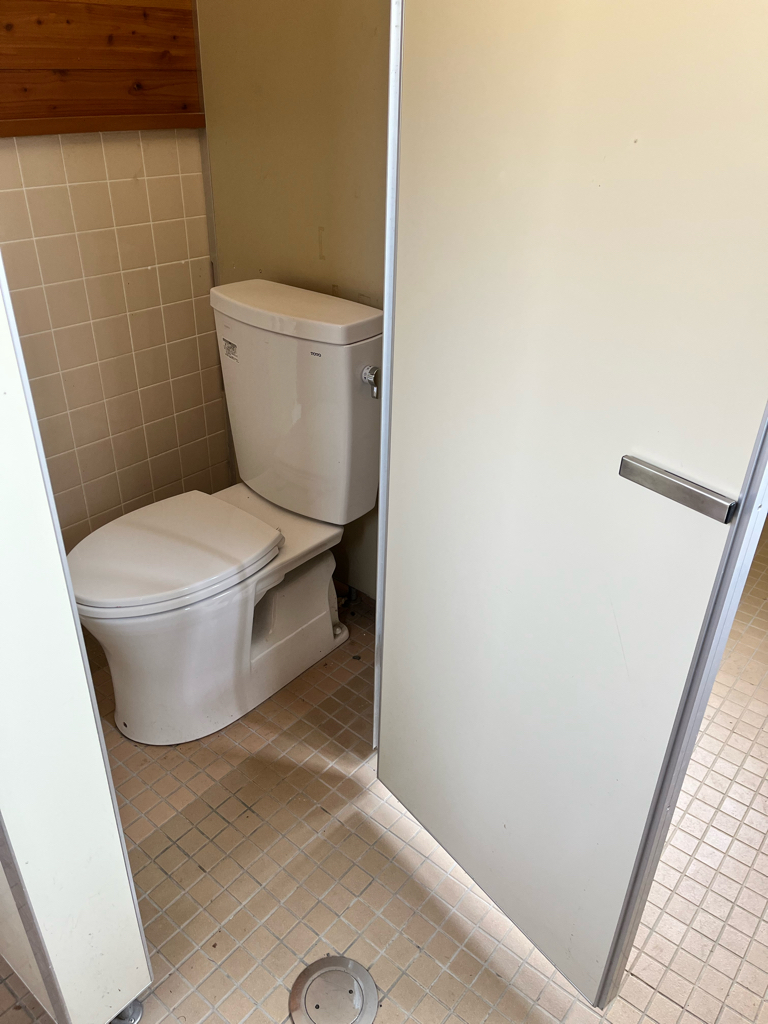 百曲りコース登山口 三城いこいの広場駐車場の山トイレ写真2