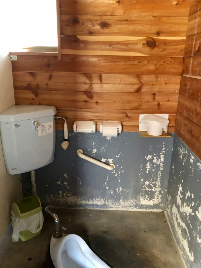 蓼科山七合目登山口公衆トイレの山トイレ写真2