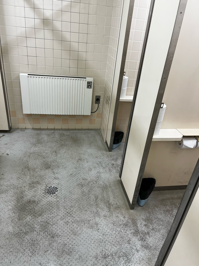 ゴンドラ山頂駅トイレの山トイレ写真2