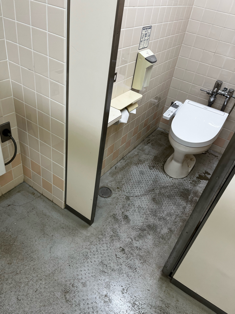 ゴンドラ山頂駅トイレの山トイレ写真1