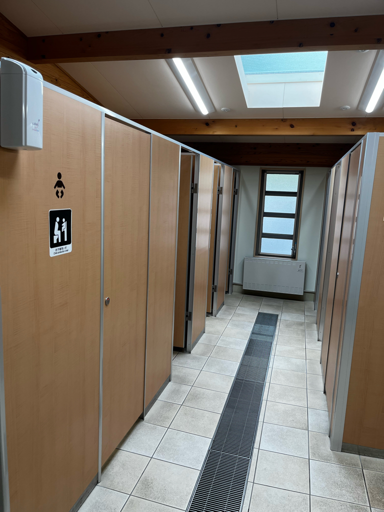 富士見パノラマリゾート第一駐車場の山トイレ写真2