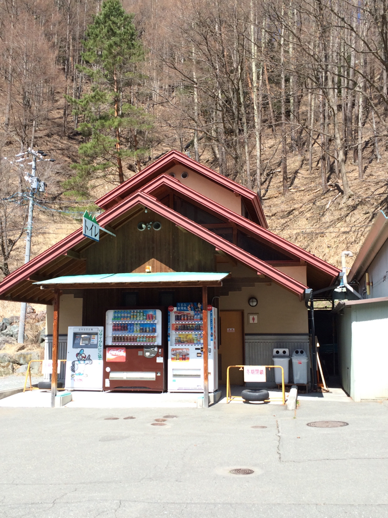戸台パークバス停の山トイレ写真1