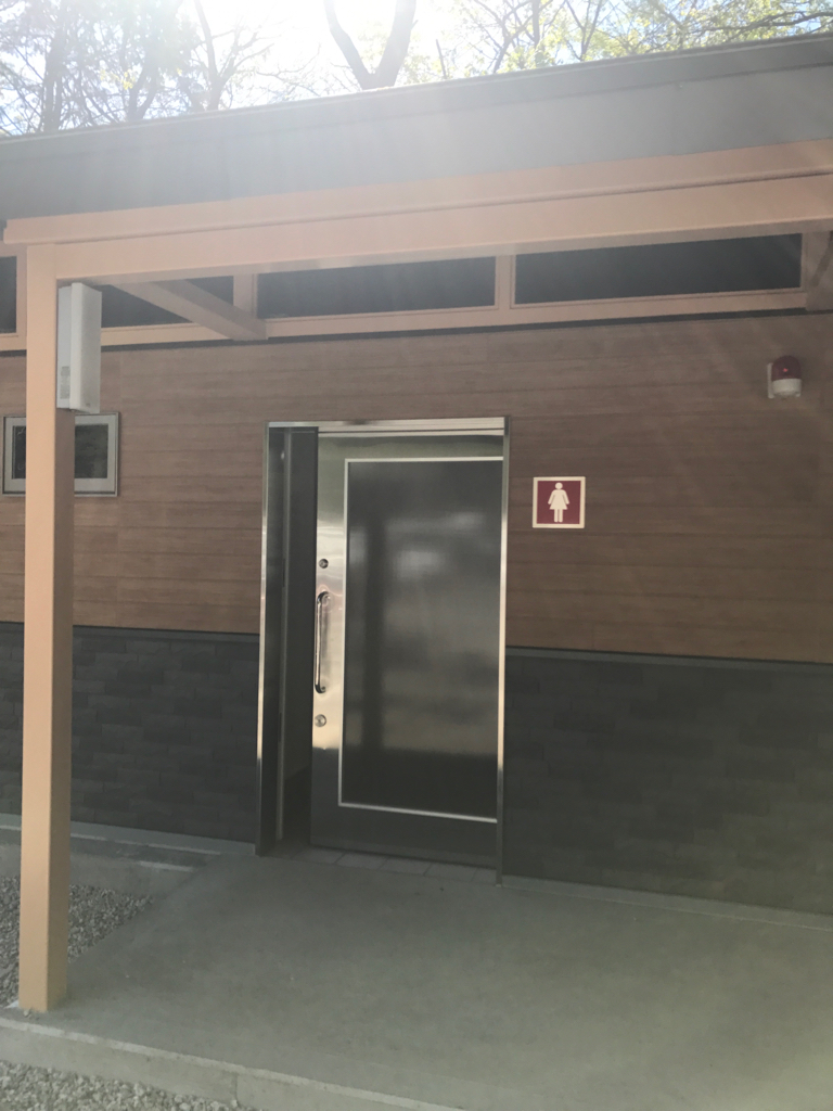 尾白渓谷駐車場の山トイレ写真1