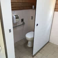 留浦バス停　奥多摩　雲取山の登山トイレ