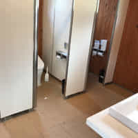 さわらびの湯バス停　棒ノ折山の登山トイレ